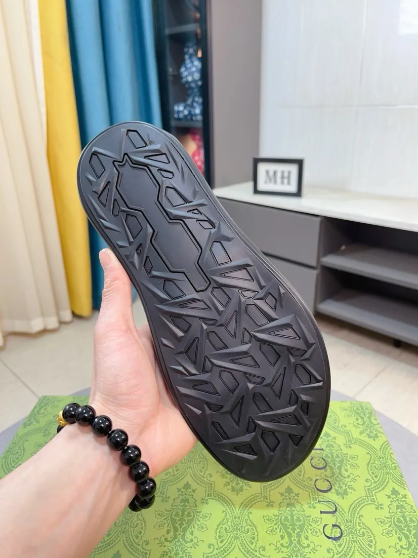 Men's shoes 💰260🌹🌹 (gucci-Gucci) New men's slippers, high-end boutique, made of cowhide, with exquisite embossed logo decoration on the upper, fine workmanship, super soft soles, casual, loose and comfortable, a must-have in summer! \nsize：38-44